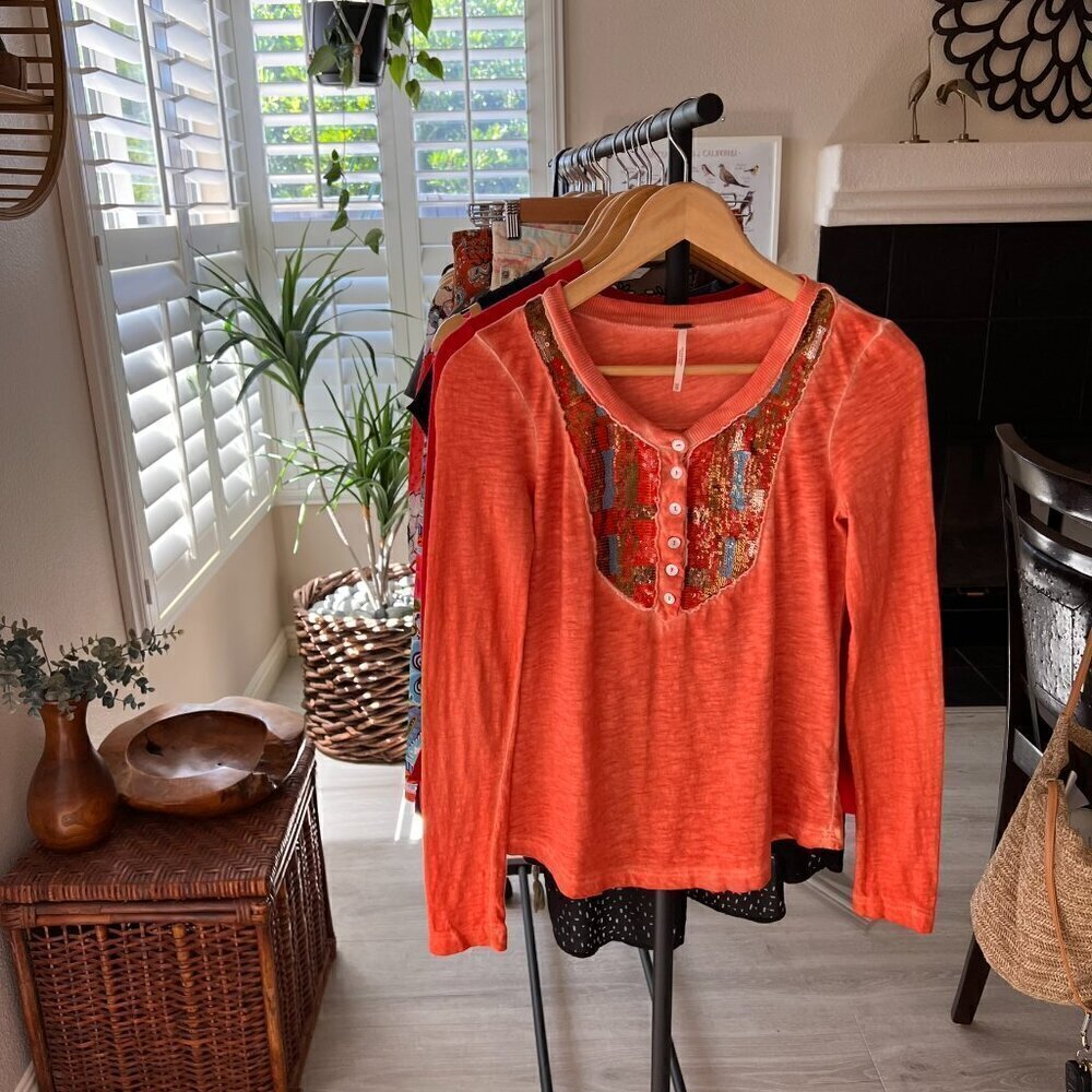 Free People Top Womens SZ XS Coral Tiger Eyes Sequin Long Sleeve Henley Bohemian - Picture 16 of 16